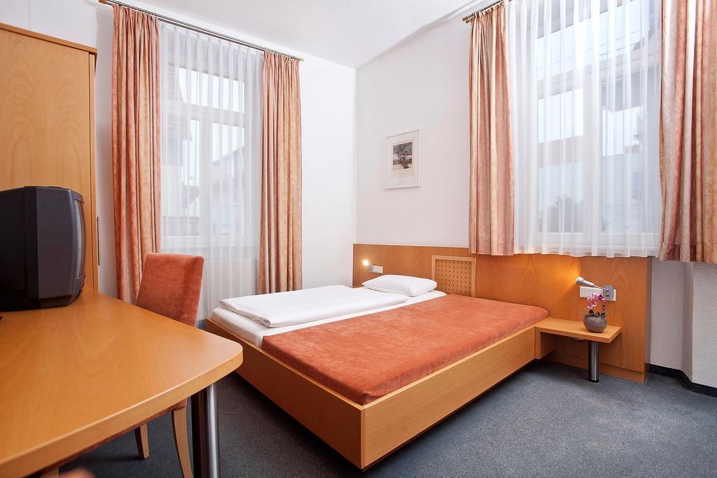 Hotel Gruenshof Walldorf  Bagian luar foto